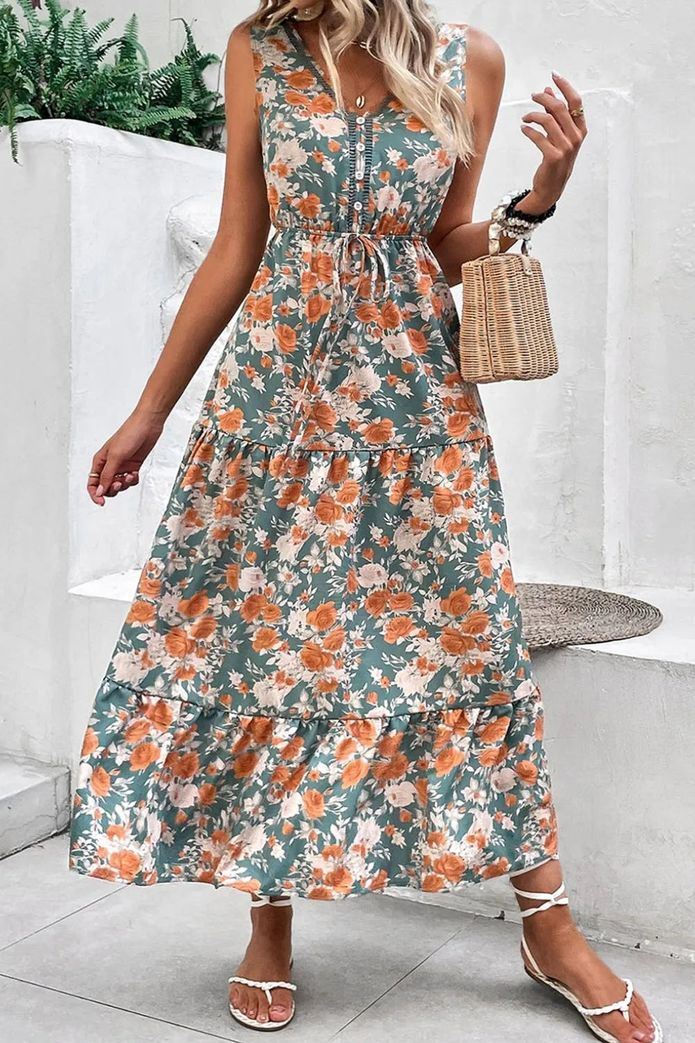 Vestido sin mangas con cuello en V y cintura anudada con estampado floral