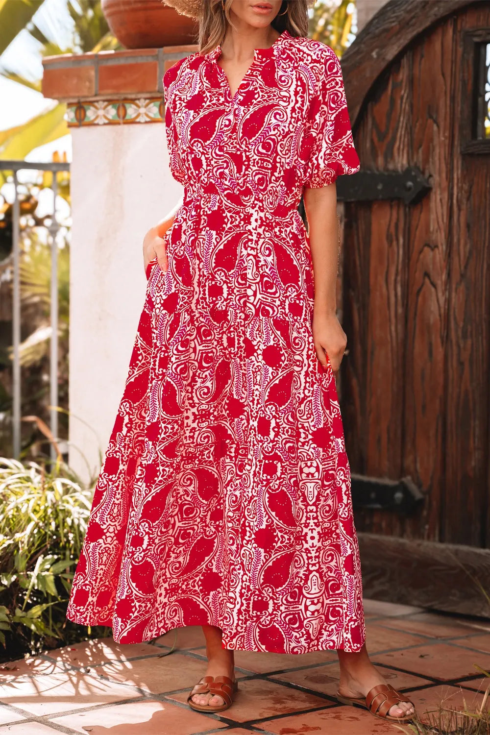 Vestido largo de cintura alta con mangas abullonadas y abertura lateral con estampado de cachemira