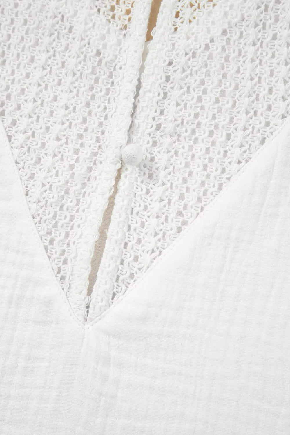 Camiseta con cuello en V, botones en la espalda y textura de crochet con encaje