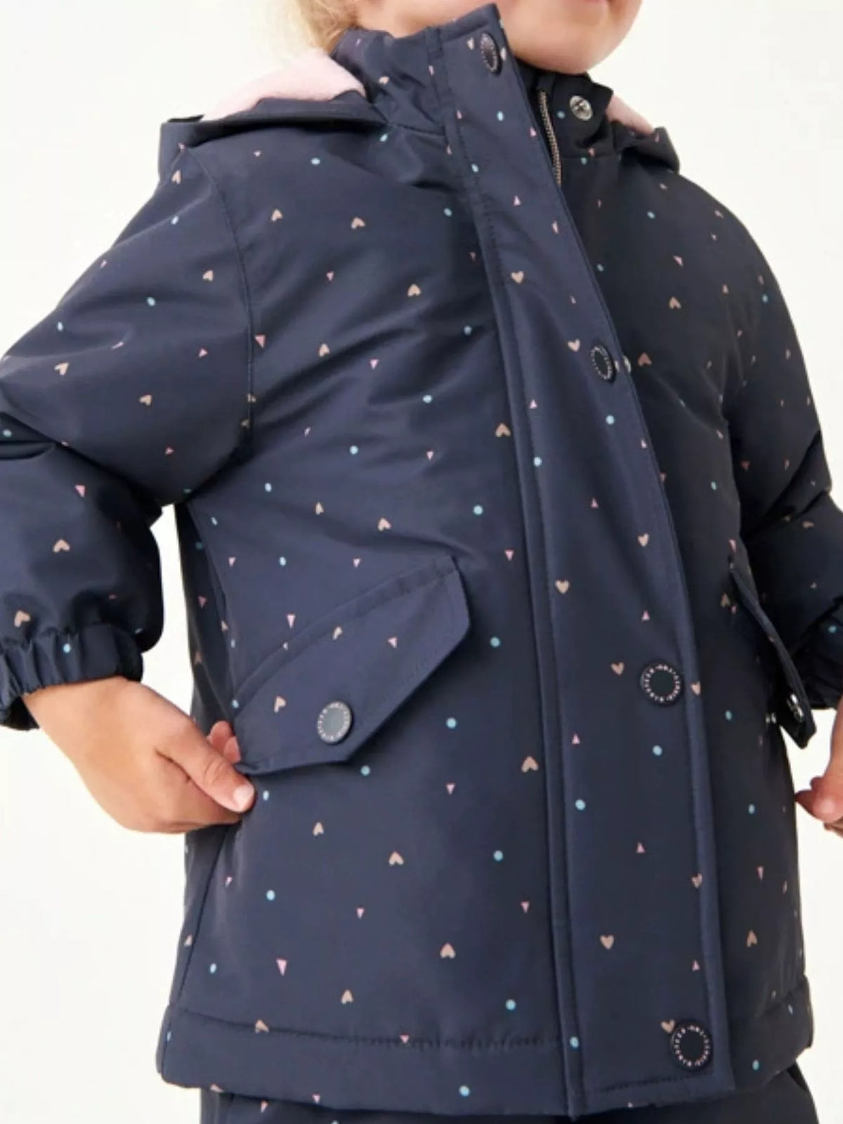 Chaqueta con cremallera estampada de corazones para niños