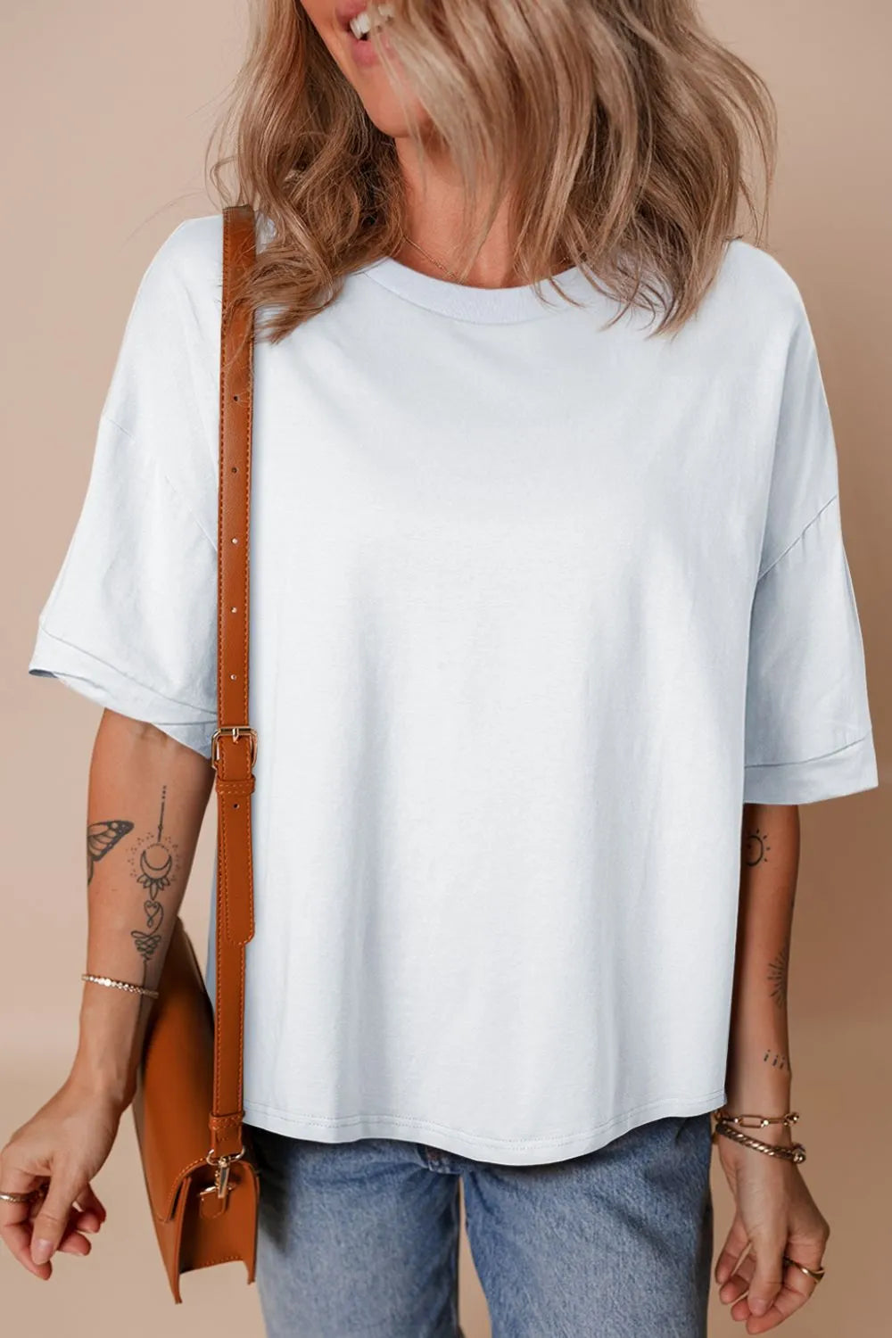 Camiseta holgada de media manga con dobladillo alto y bajo