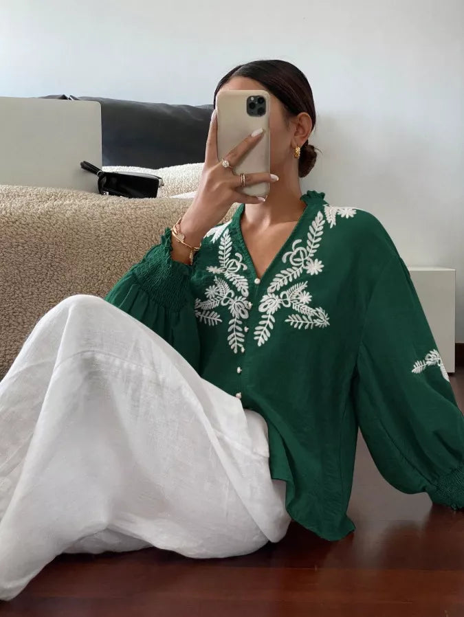 Blusa bordada de manga larga con cuello con muesca