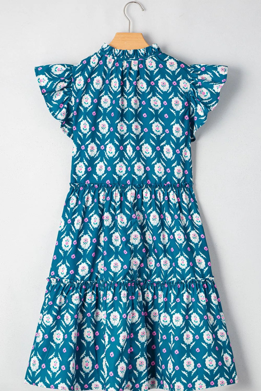 Vestido estampado con cuello anudado y volantes en las mangas