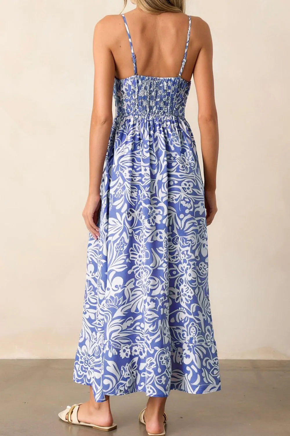 Vestido de cintura alta con tirantes finos y estampado floral
