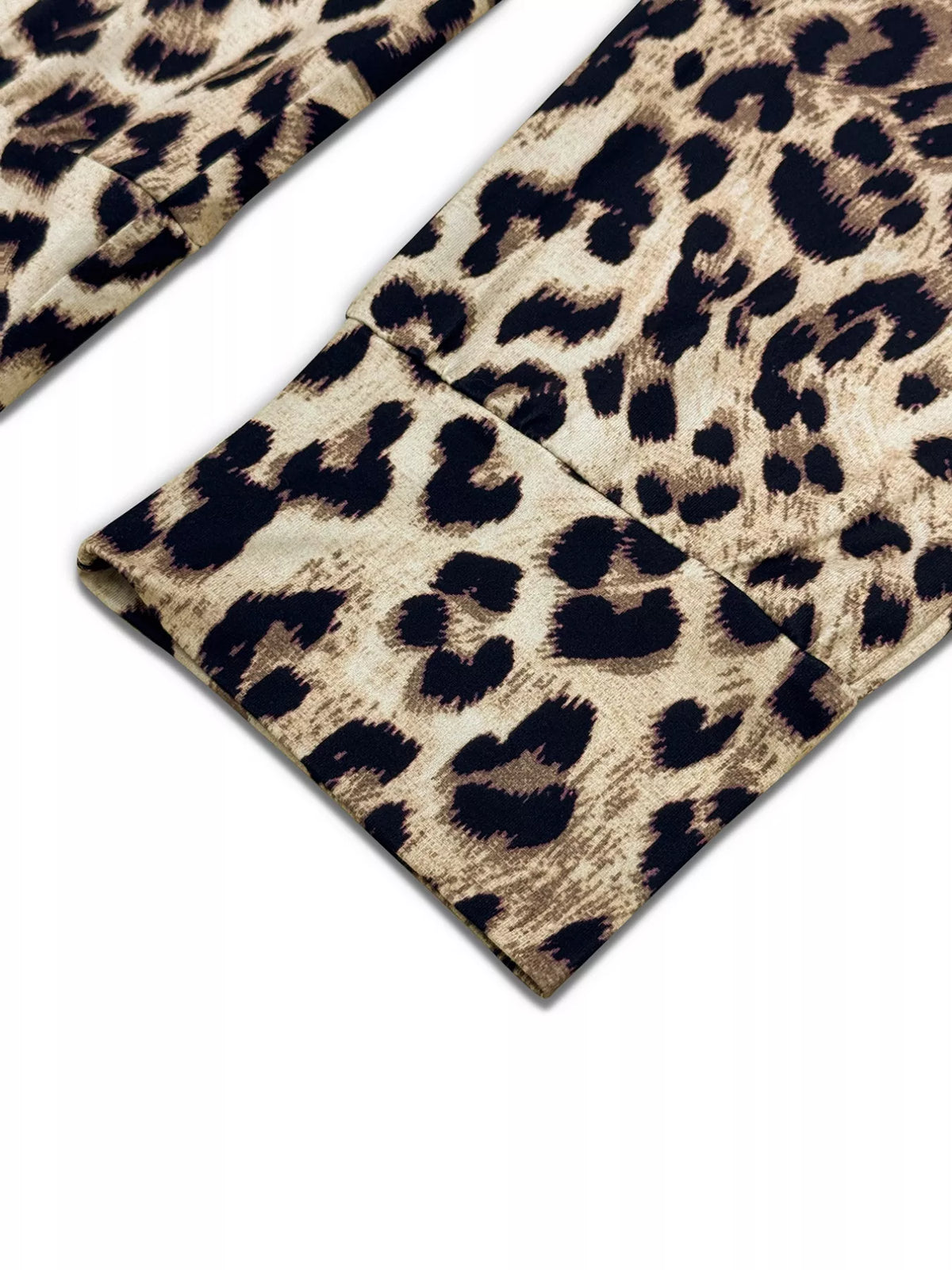 Conjunto de top asimétrico y pantalón con estampado de leopardo