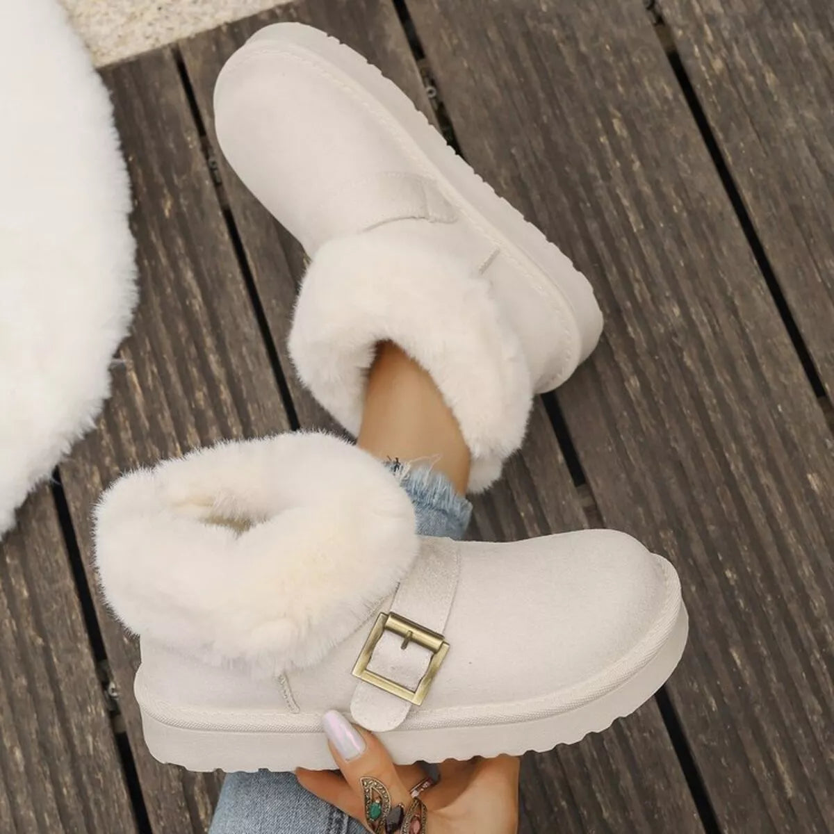 Botas de invierno con hebilla decorativa y ribete de pelo sintético