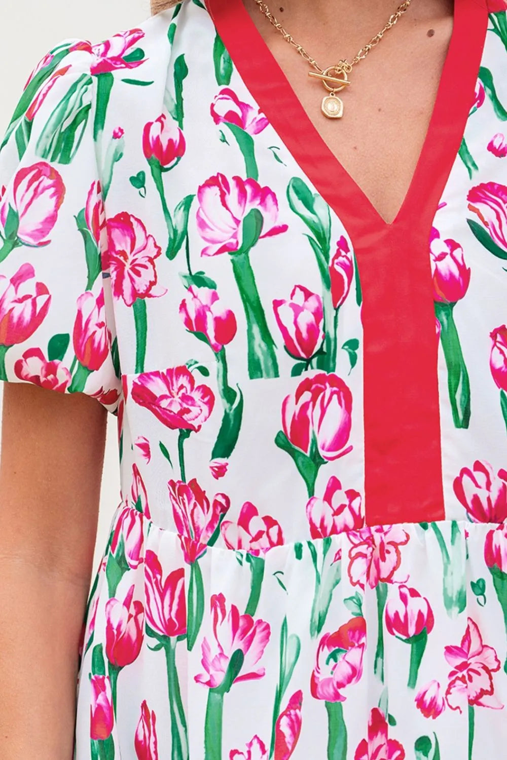 Vestido babydoll de manga corta con cuello en V y ribete en contraste con estampado floral