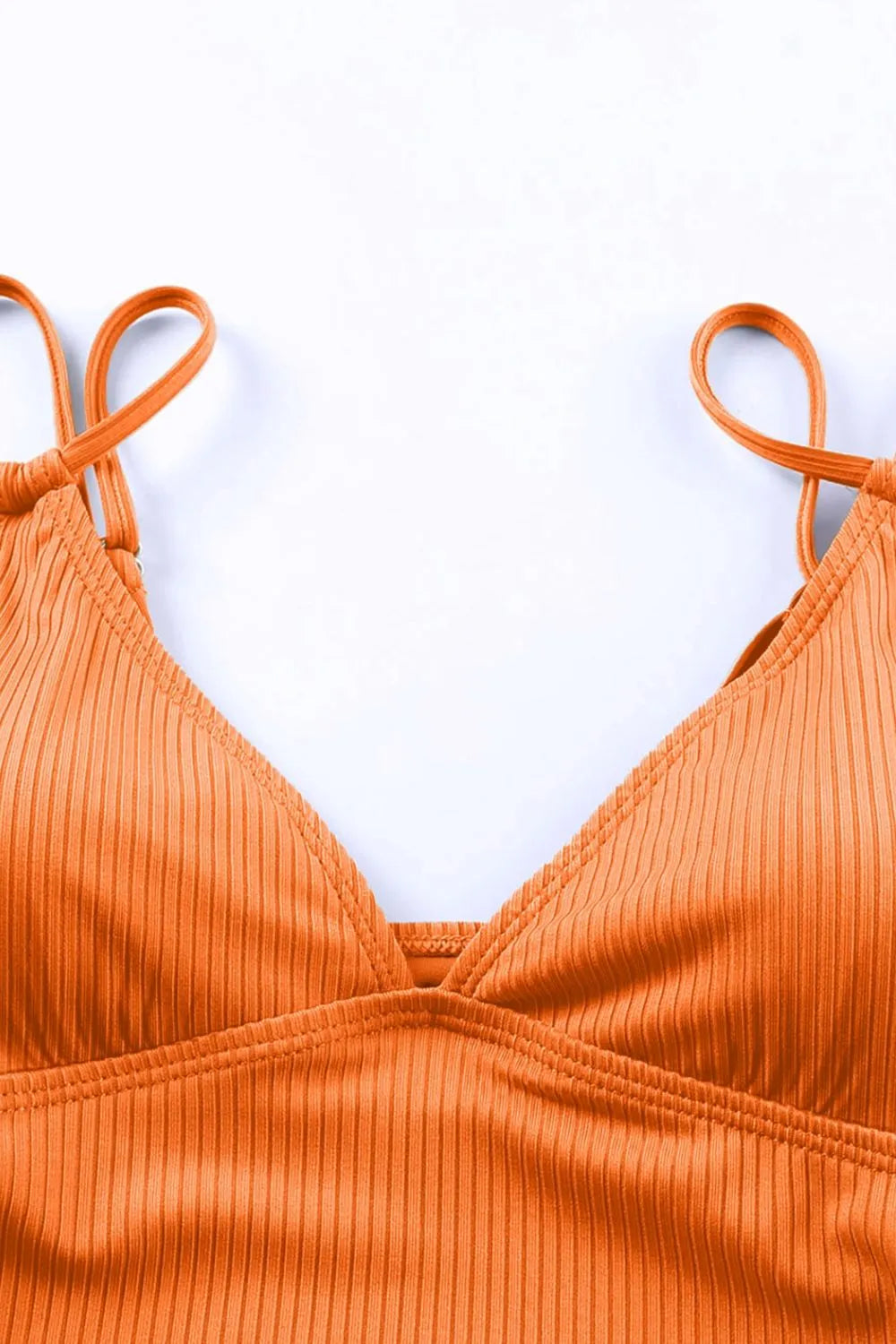 Traje de baño de una pieza con escote pronunciado y cordón