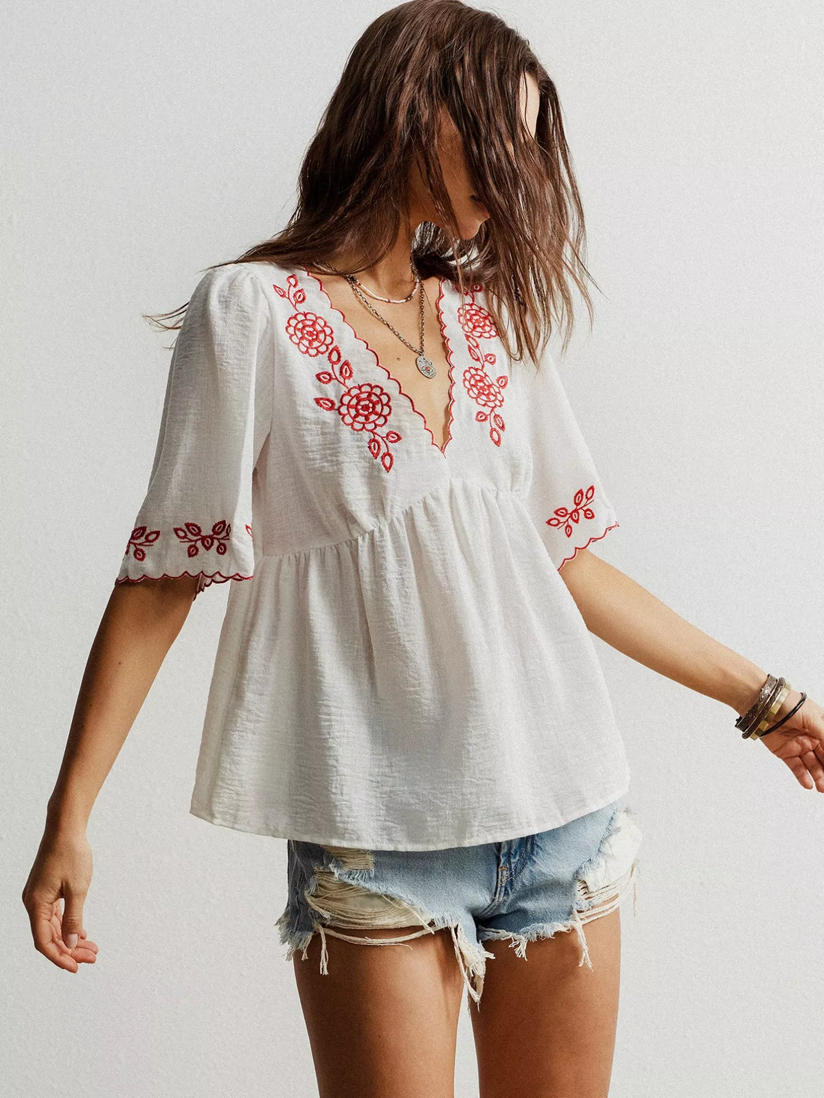 Blusa con cuello en V y bordado floral