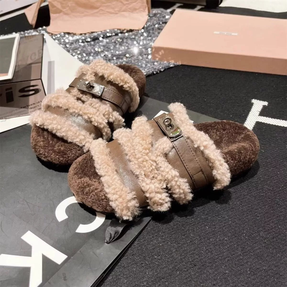 Pantuflas de peluche con hebilla y detalles difusos