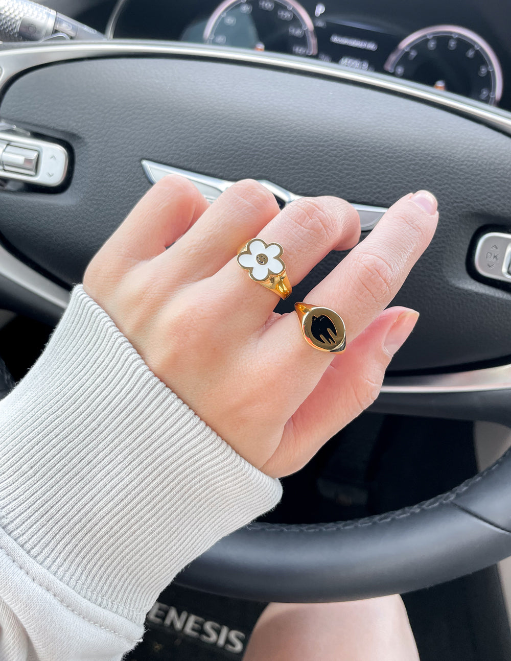 Anillo de paloma de oro con esmalte negro