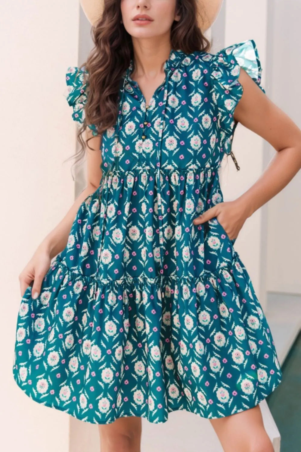 Vestido estampado con cuello anudado y volantes en las mangas