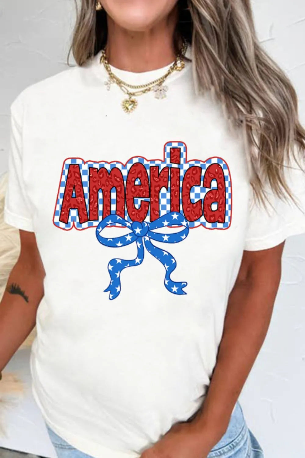 Camiseta de cuello redondo con lazo y letras Funky America