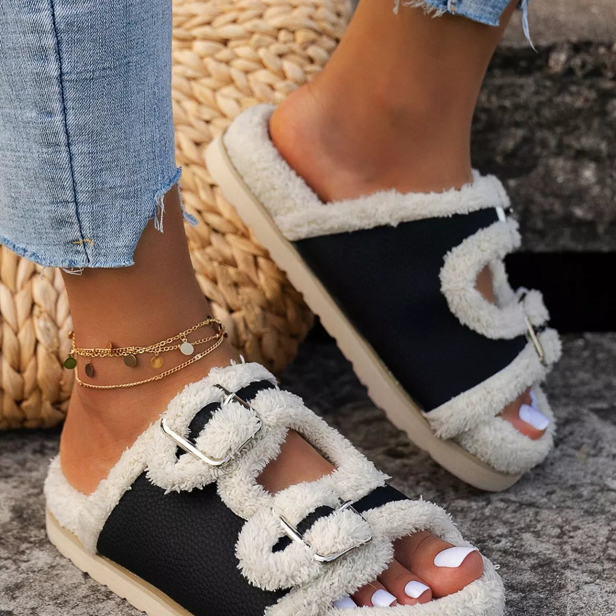Pantuflas de plataforma con forro de felpa y hebilla decorativa