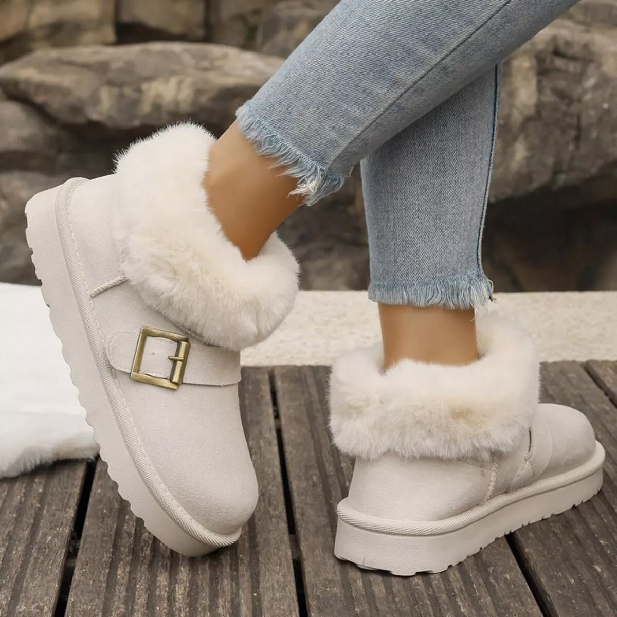 Botas de invierno con hebilla decorativa y ribete de pelo sintético