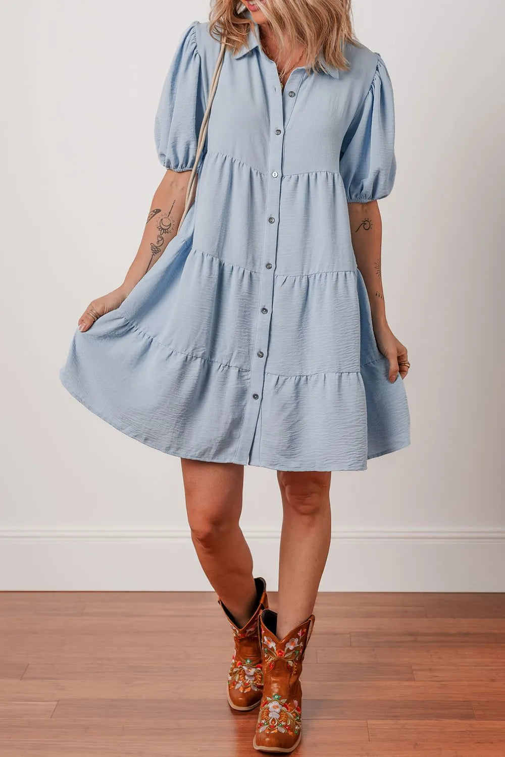 Vestido camisero escalonado con mangas abullonadas y botones