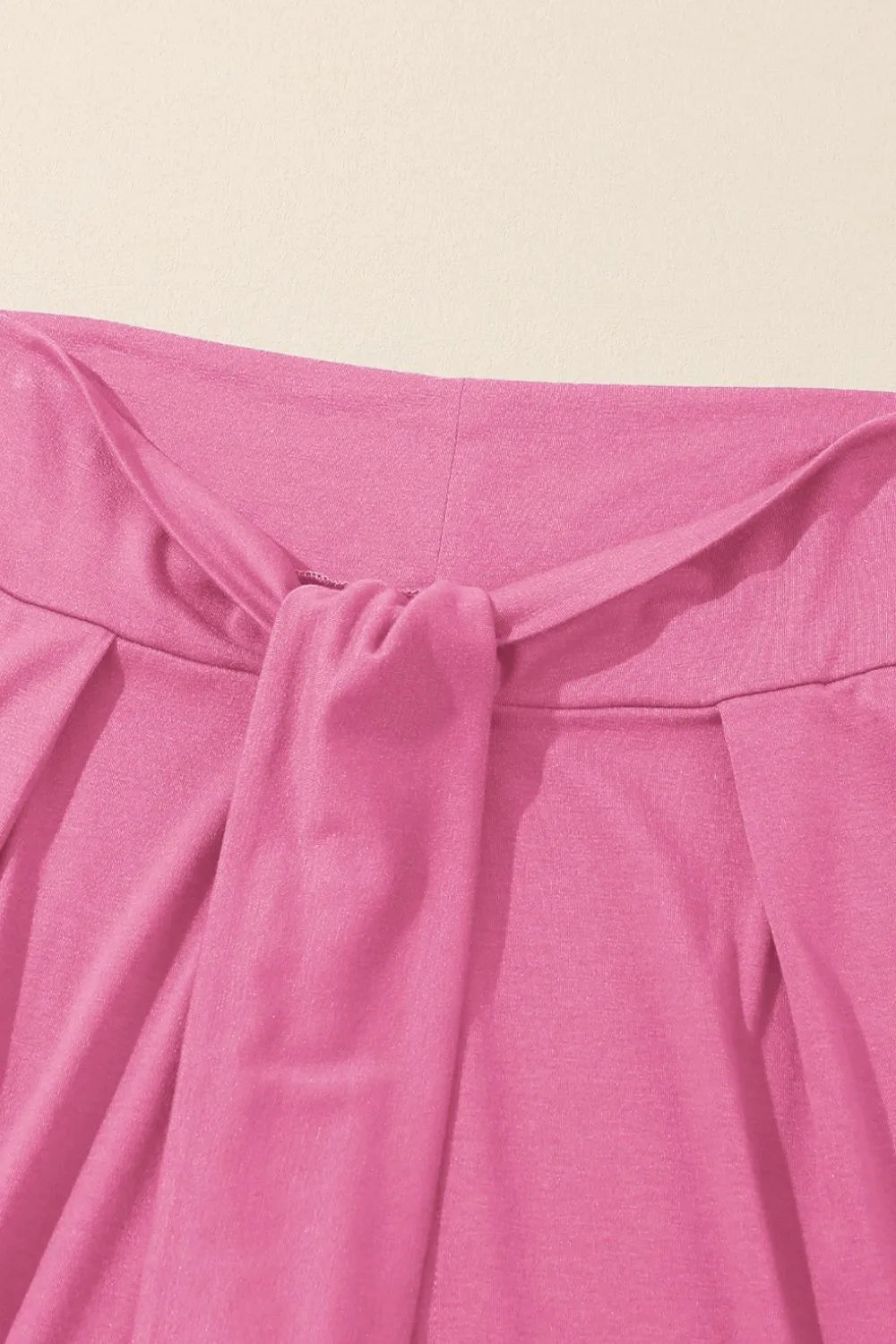 Pantalones holgados con cintura anudada y pierna dividida