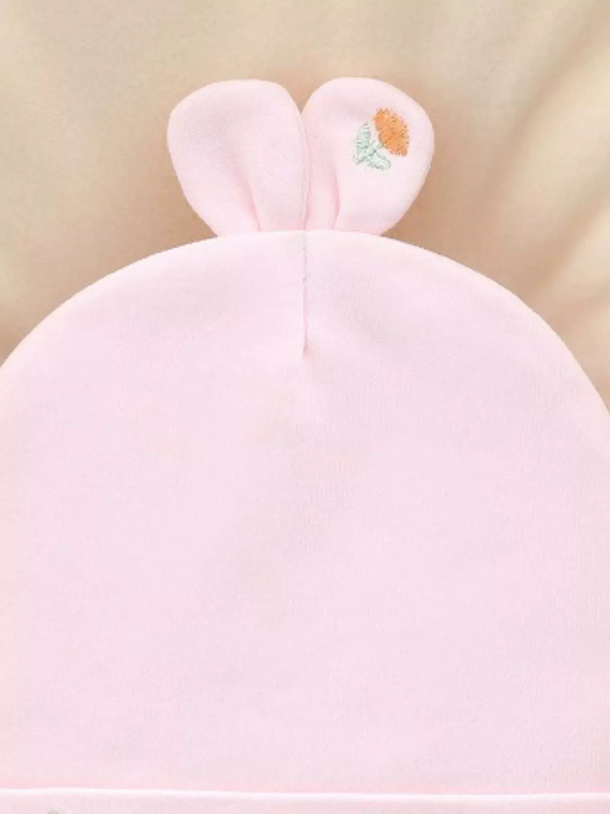 Gorro bordado con orejas de conejo para niños