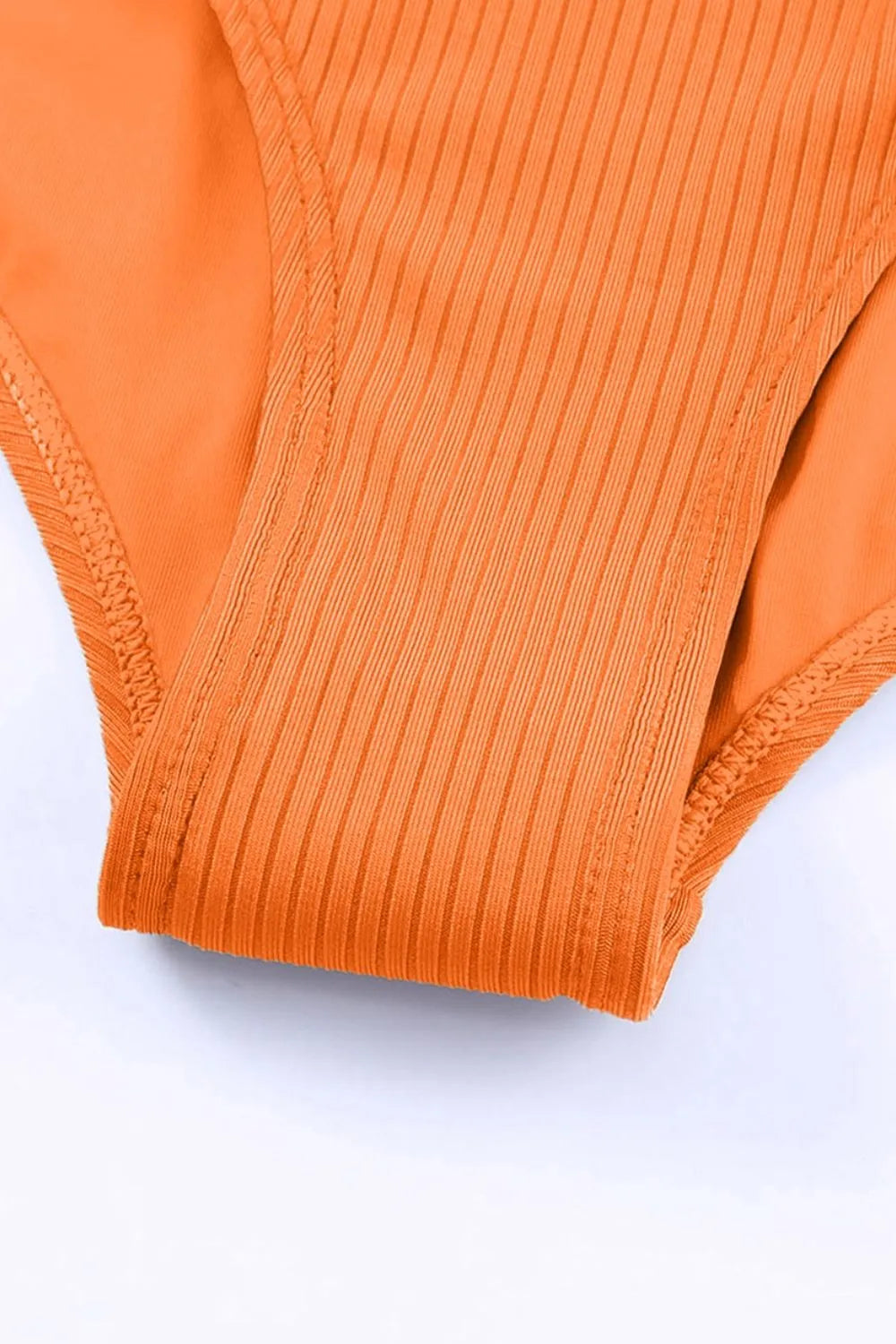 Traje de baño de una pieza con escote pronunciado y cordón