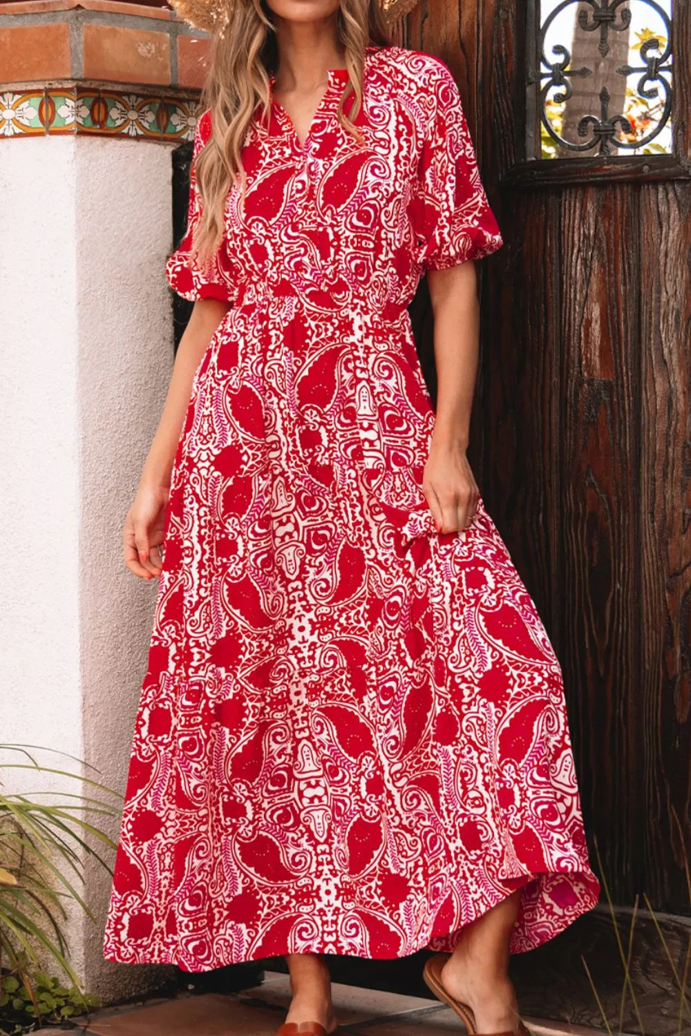 Vestido largo de cintura alta con mangas abullonadas y abertura lateral con estampado de cachemira