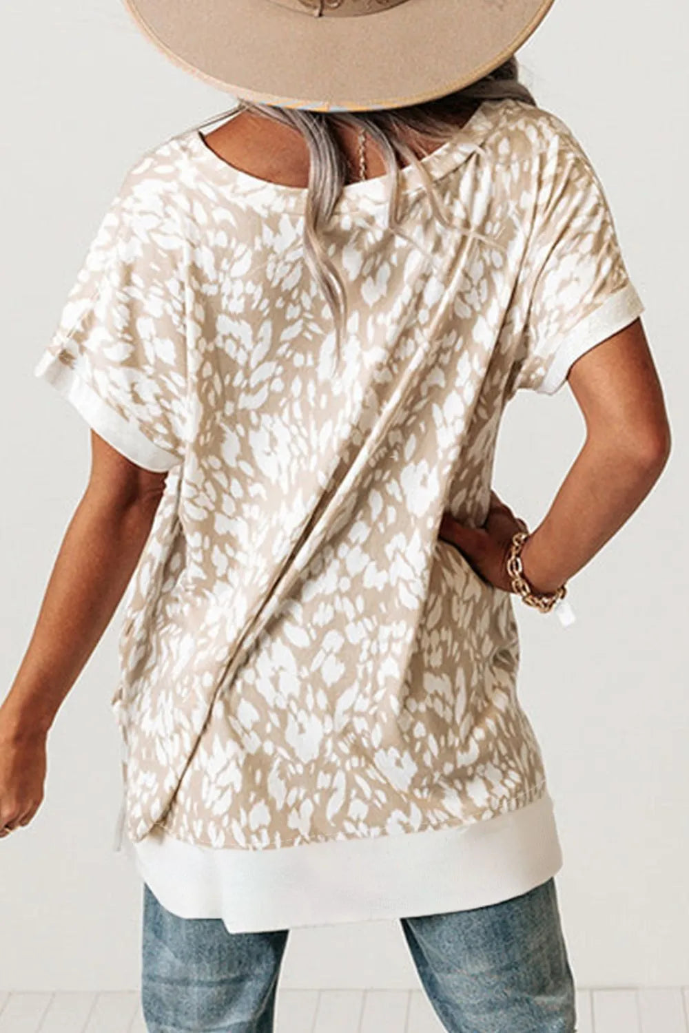 Camiseta holgada con cuello en V y abertura lateral con estampado de leopardo