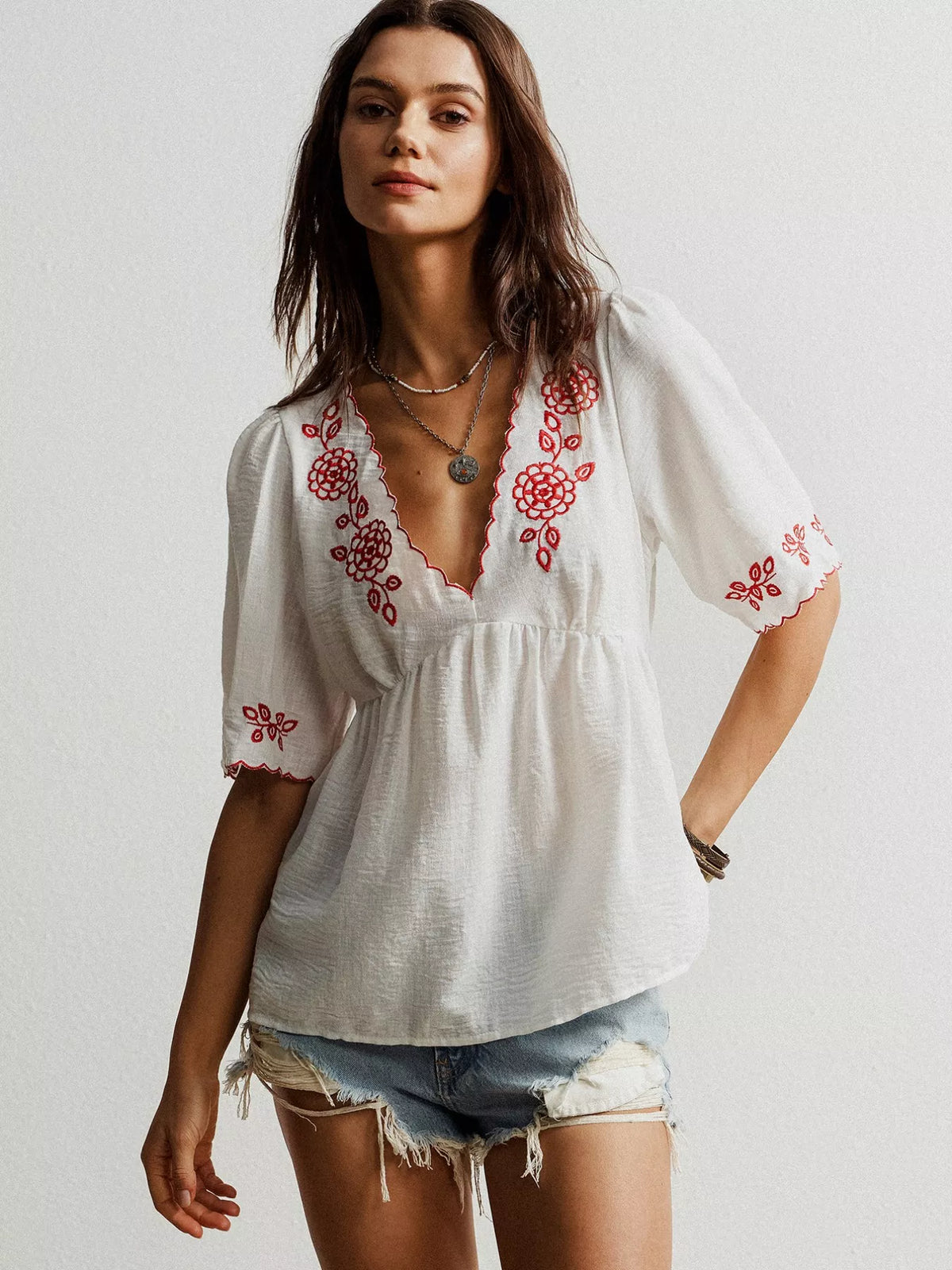 Blusa con cuello en V y bordado floral