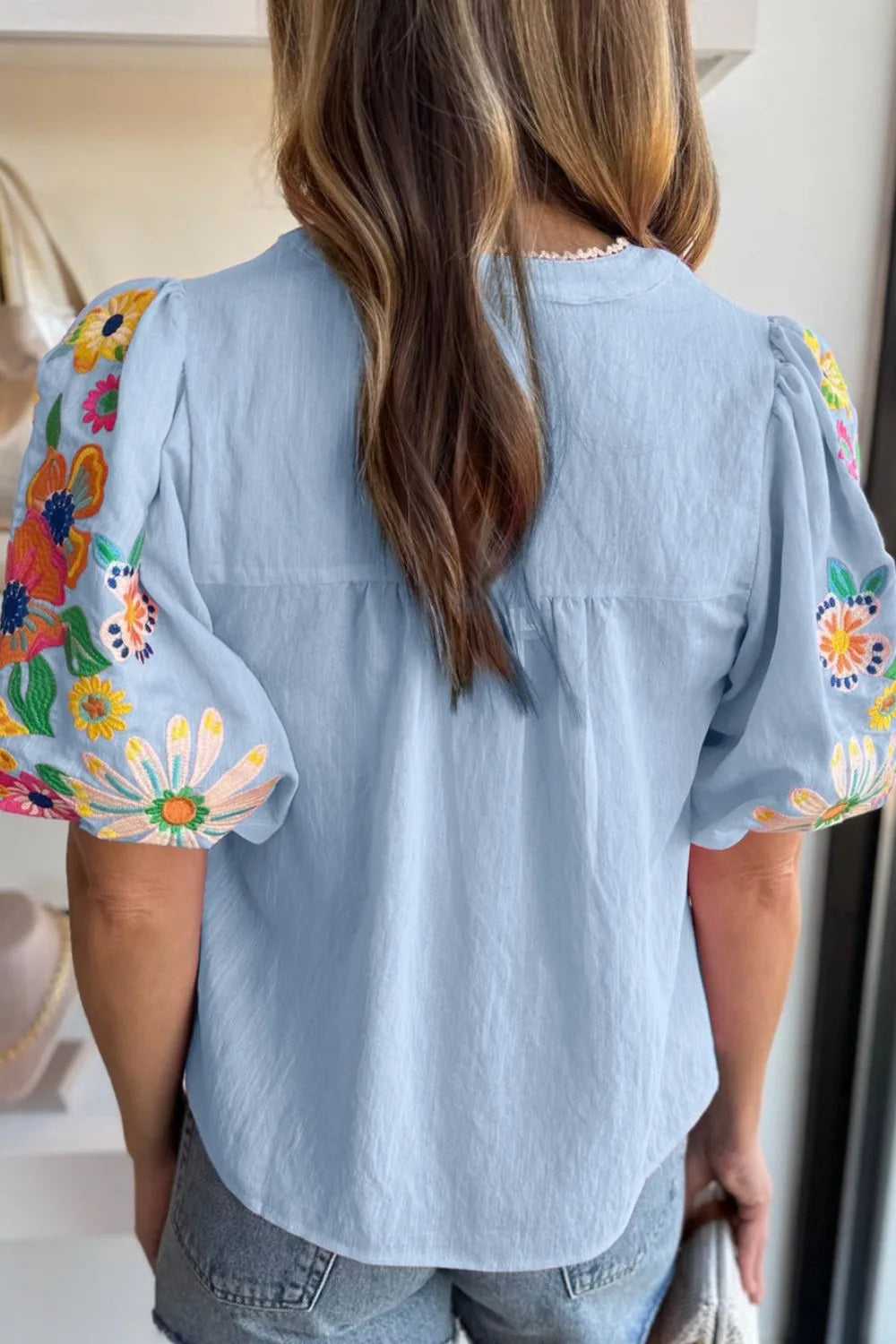 Blusa de manga corta con cuello de lazo bordado