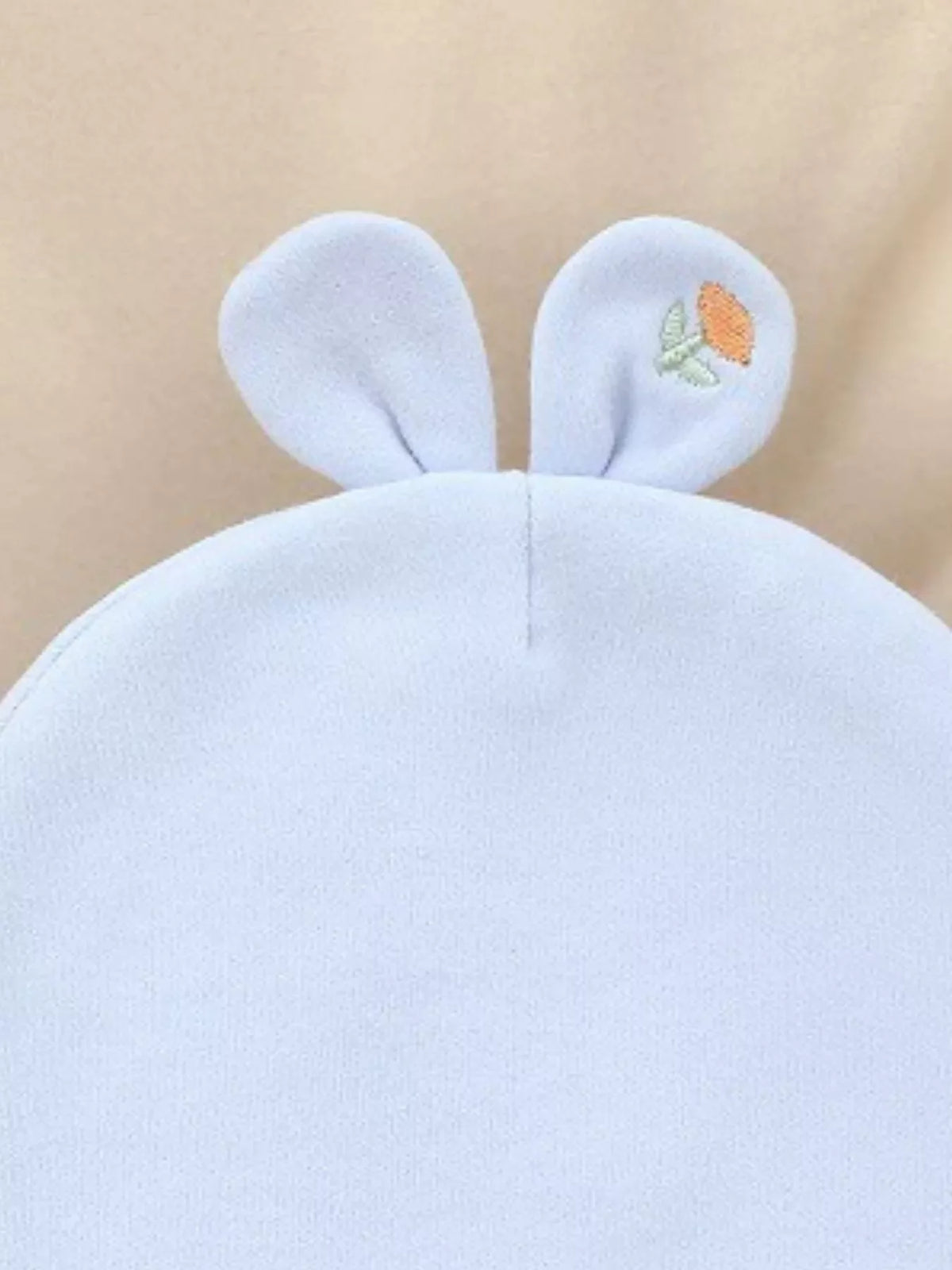 Gorro bordado con orejas de conejo para niños