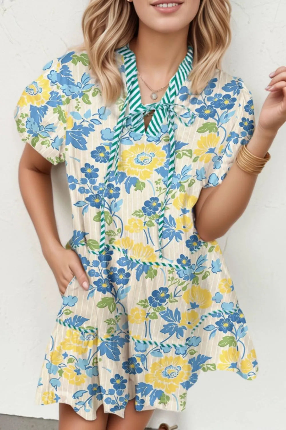 Vestido de manga corta abullonada con ribete de rayas florales