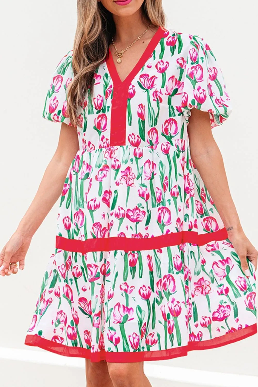 Vestido babydoll de manga corta con cuello en V y ribete en contraste con estampado floral