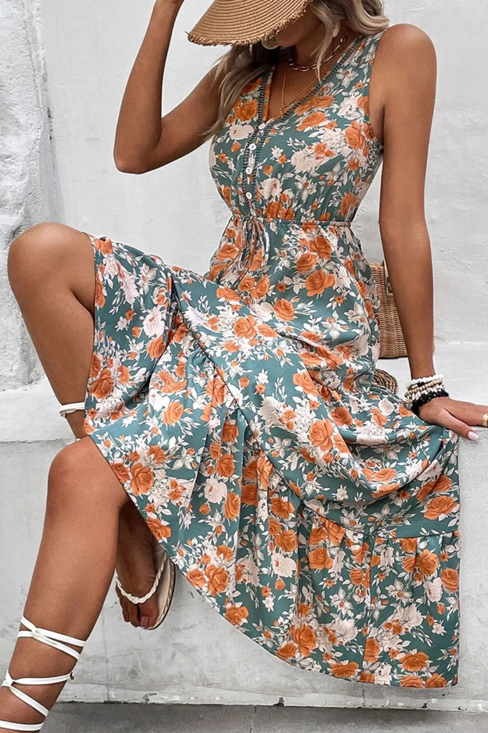 Vestido sin mangas con cuello en V y cintura anudada con estampado floral