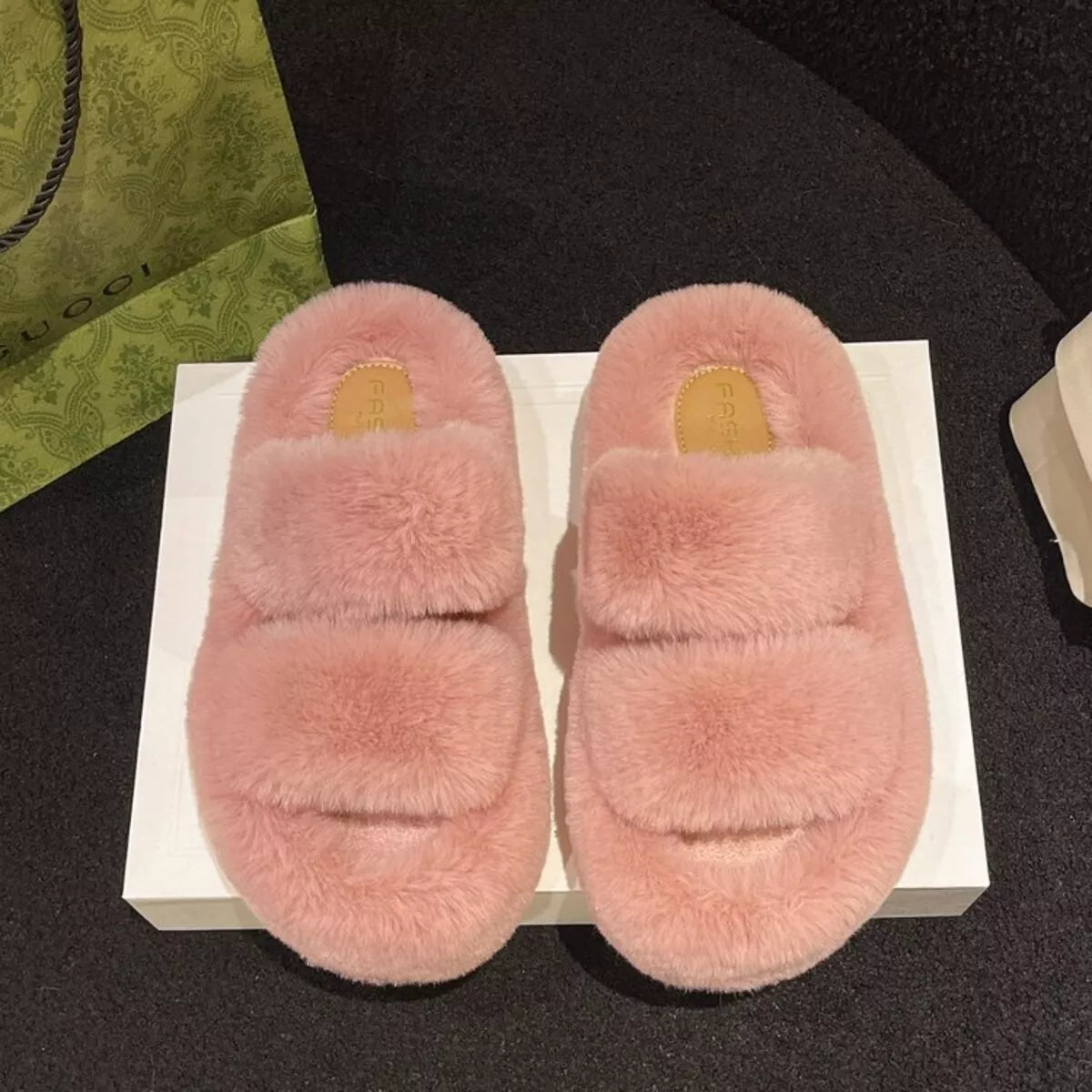 Pantuflas peludas de punta abierta