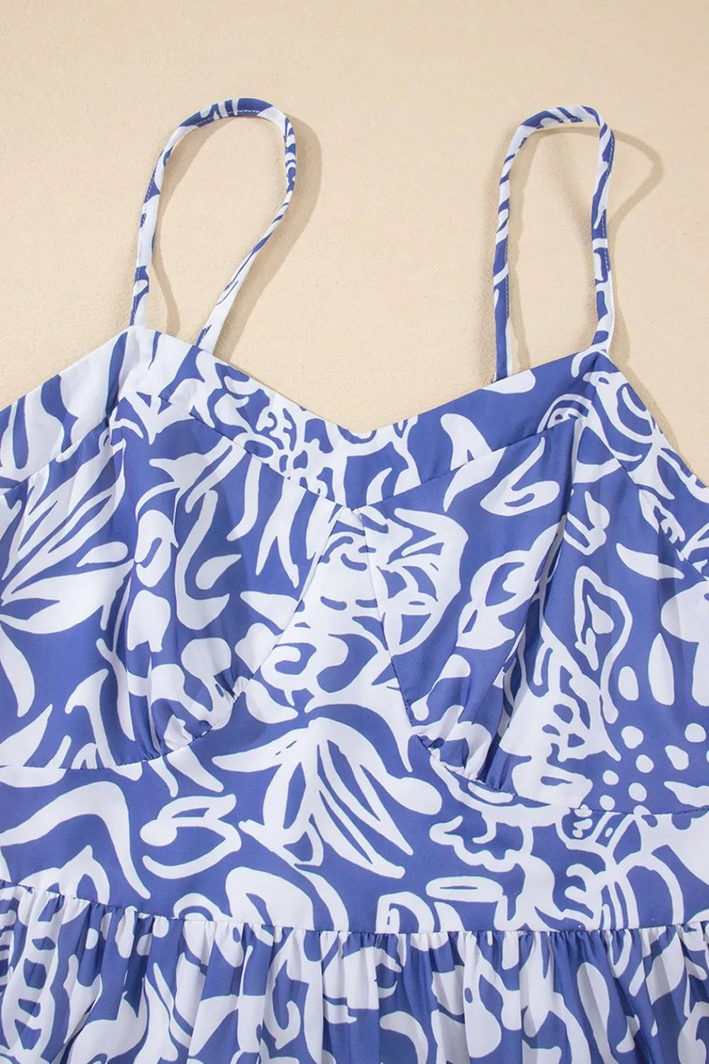 Vestido de cintura alta con tirantes finos y estampado floral