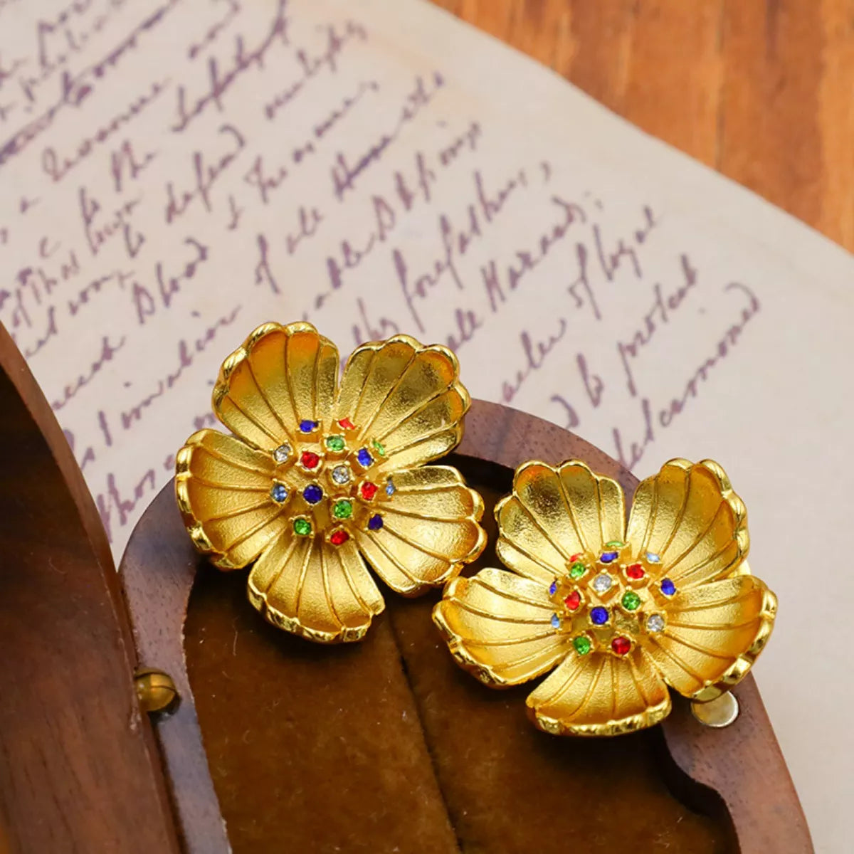 Pendientes de flor chapados en oro de 18 quilates