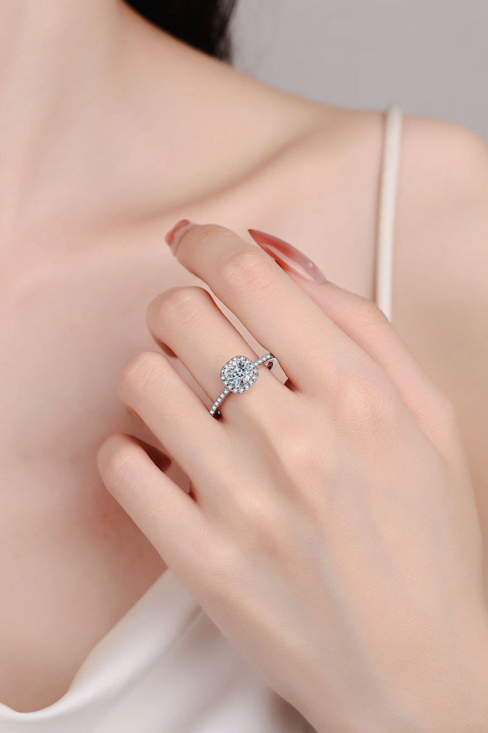 Anillo de moissanita de 1 quilate con halo de plata de ley 925