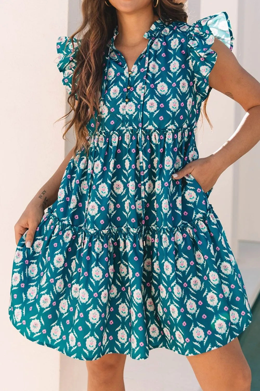 Vestido estampado con cuello anudado y volantes en las mangas