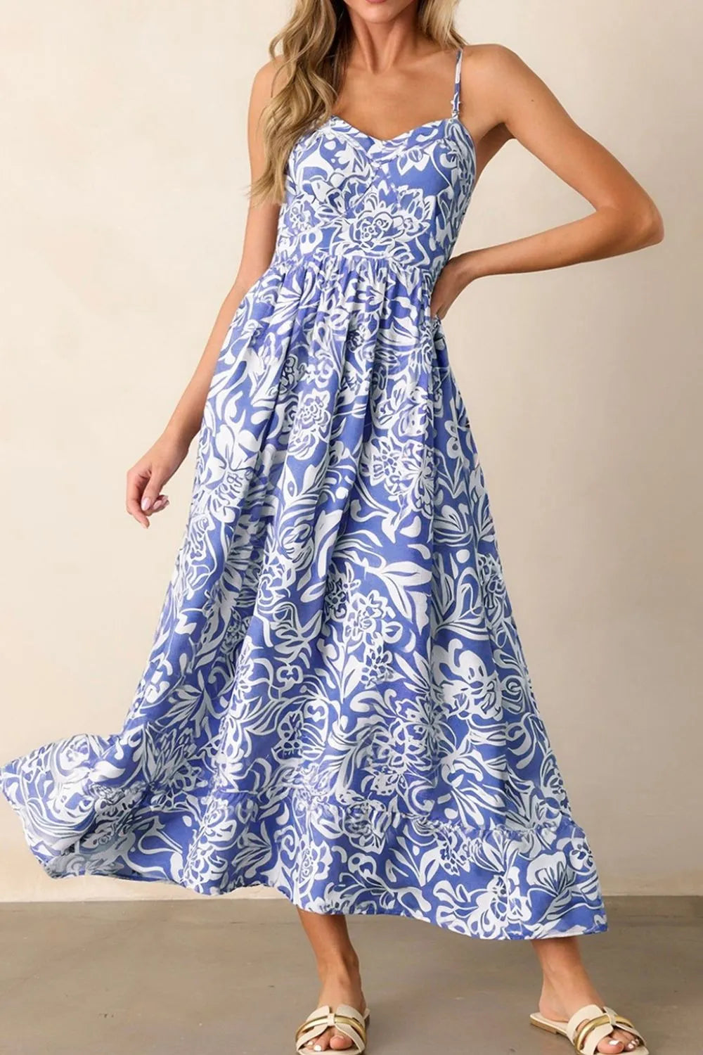 Vestido de cintura alta con tirantes finos y estampado floral