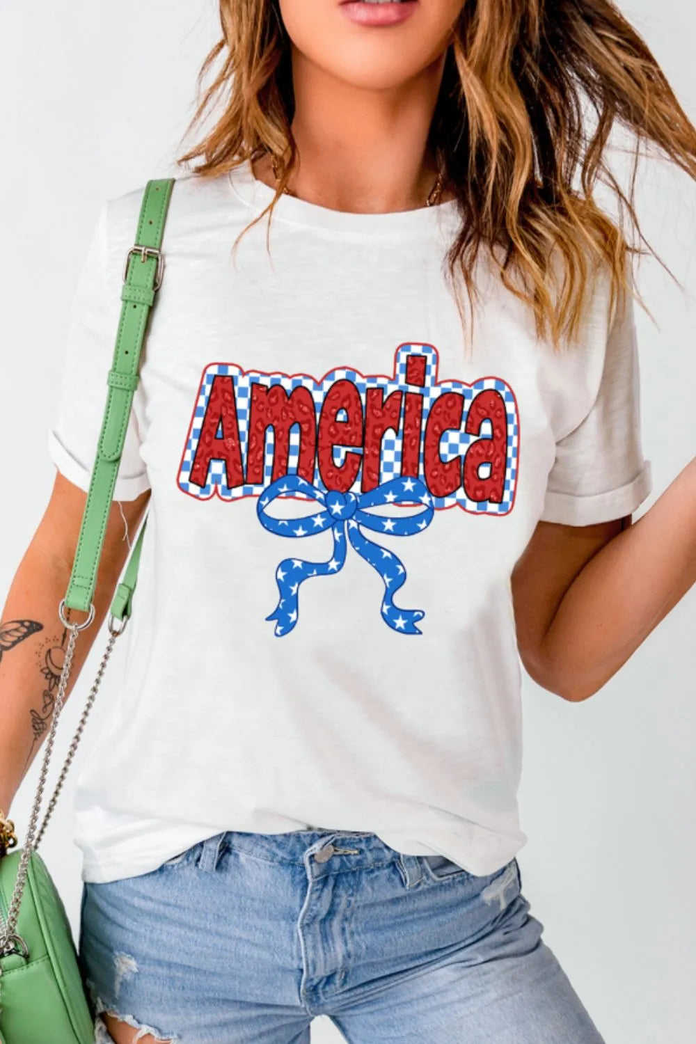 Camiseta de cuello redondo con lazo y letras Funky America
