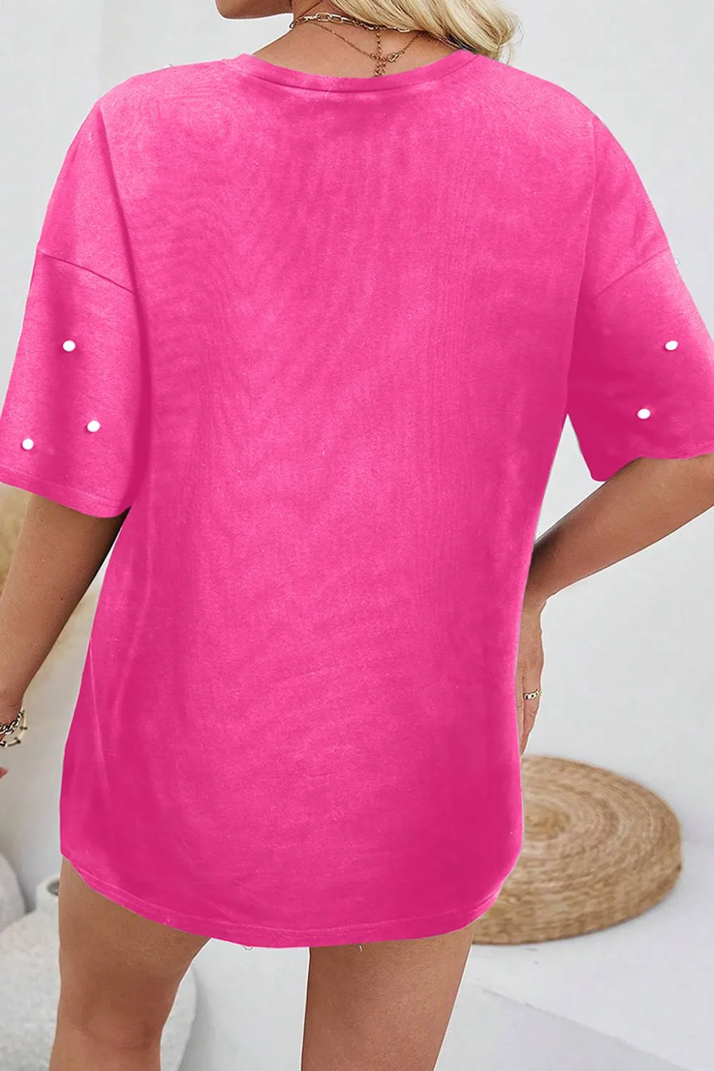 Camiseta de media manga con cuello redondo y detalle de perla