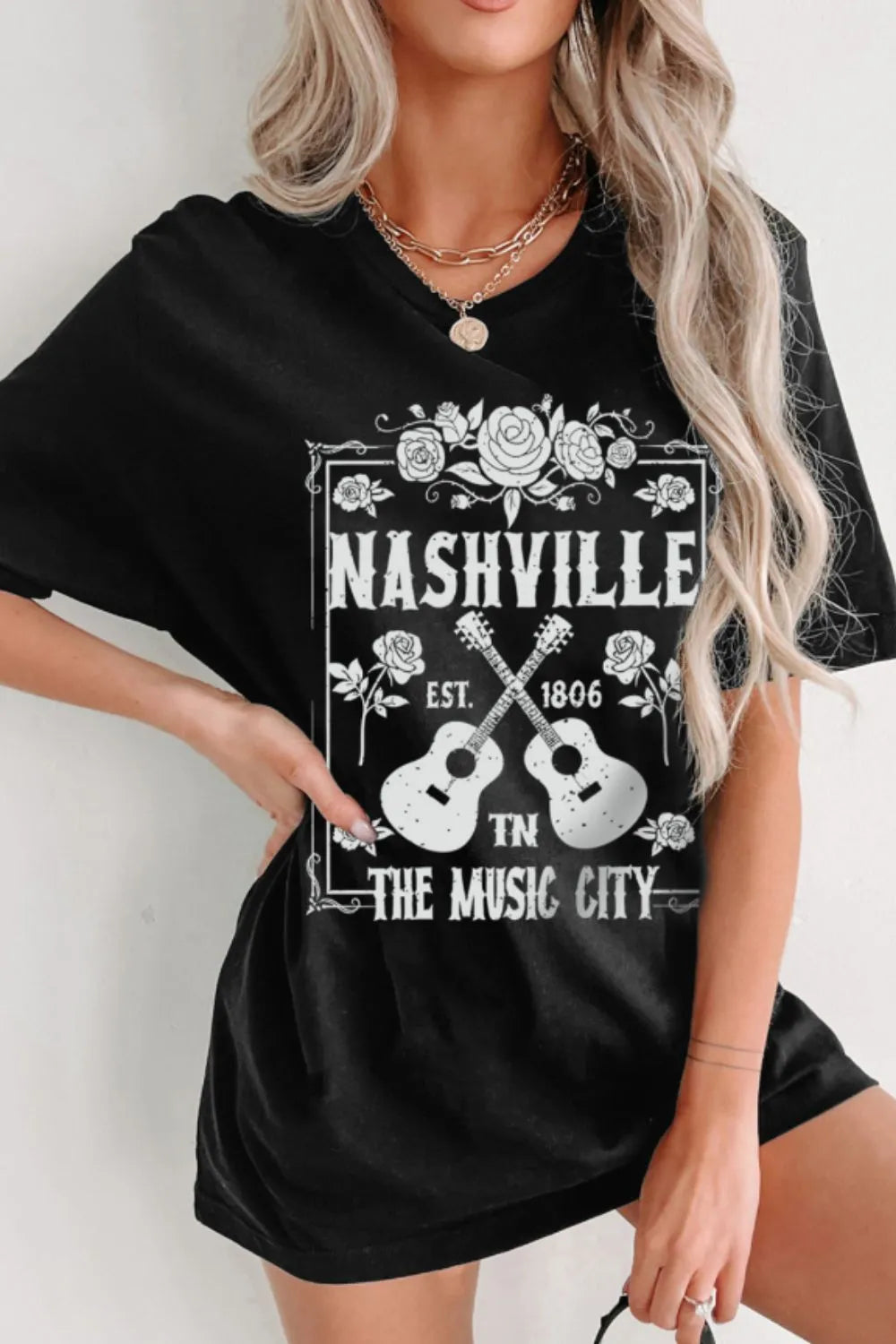 Camiseta holgada de manga corta con cuello redondo y estampado gráfico