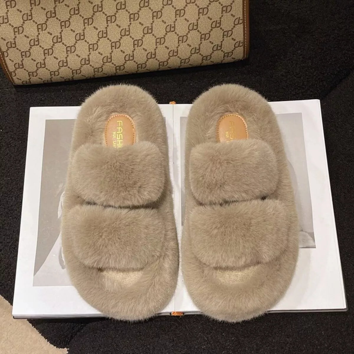 Pantuflas peludas de punta abierta