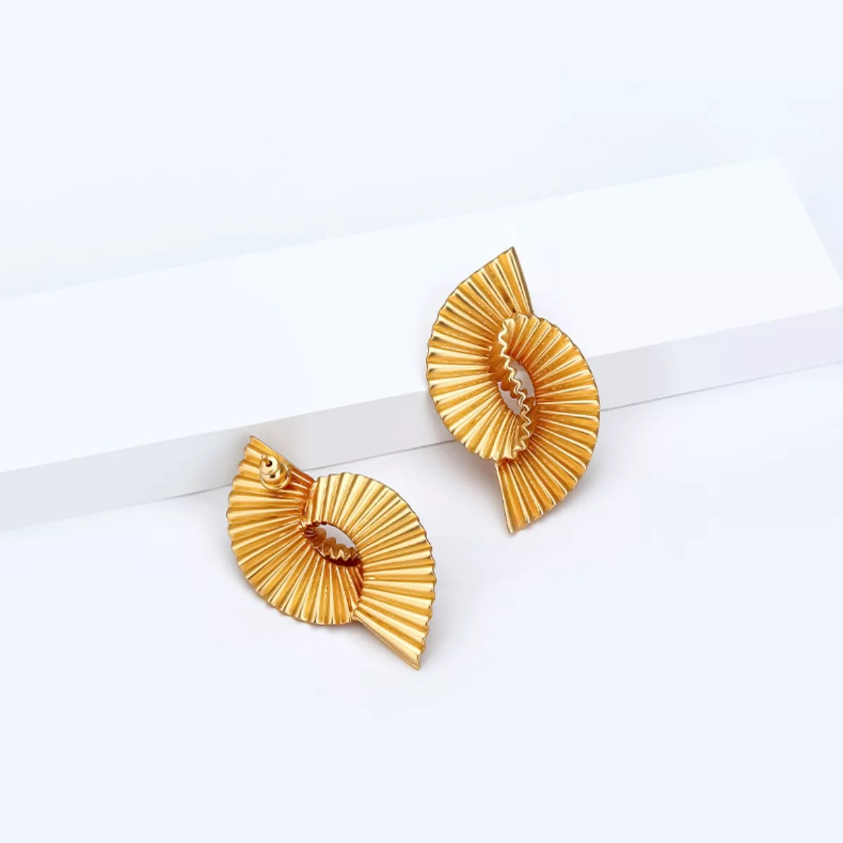Pendientes de espiral geométrica de cobre con baño de oro de 18K