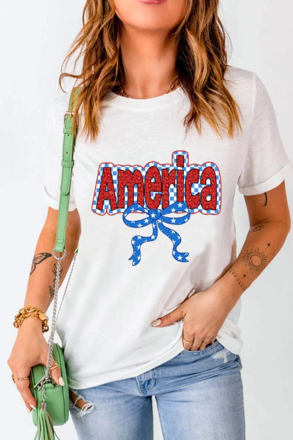 Camiseta de cuello redondo con lazo y letras Funky America