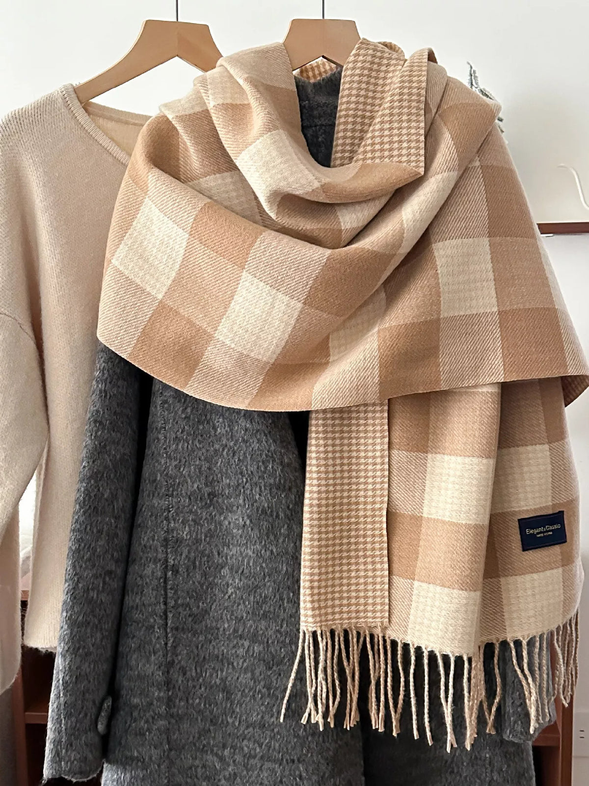 Bufanda de invierno de cuadros con borlas