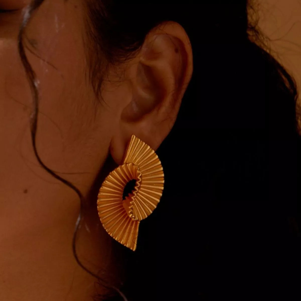 Pendientes de espiral geométrica de cobre con baño de oro de 18K