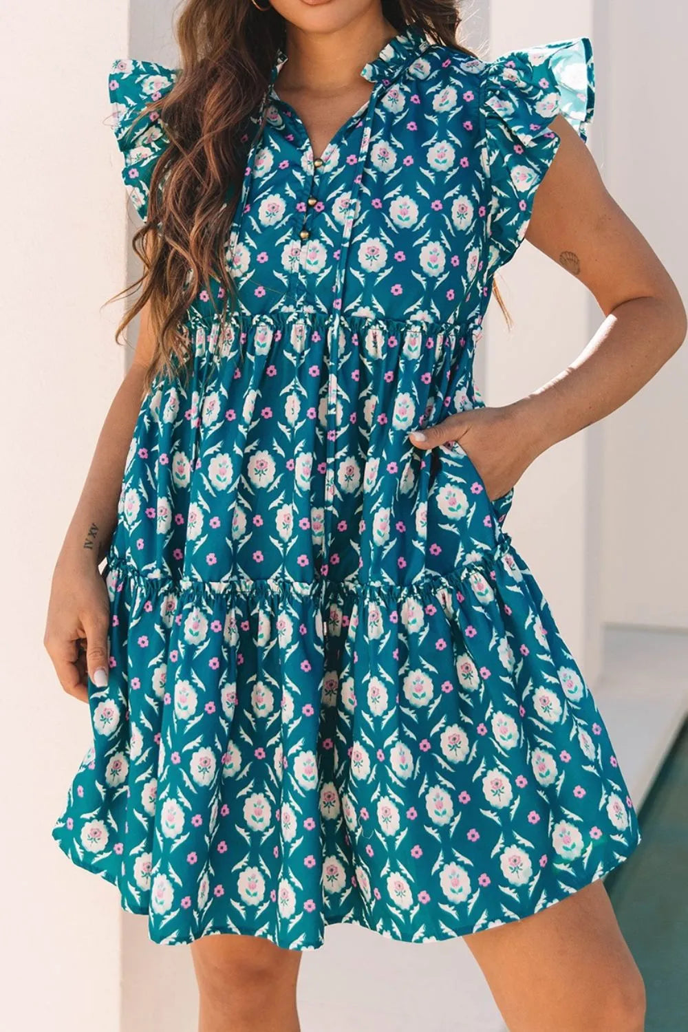 Vestido estampado con cuello anudado y volantes en las mangas