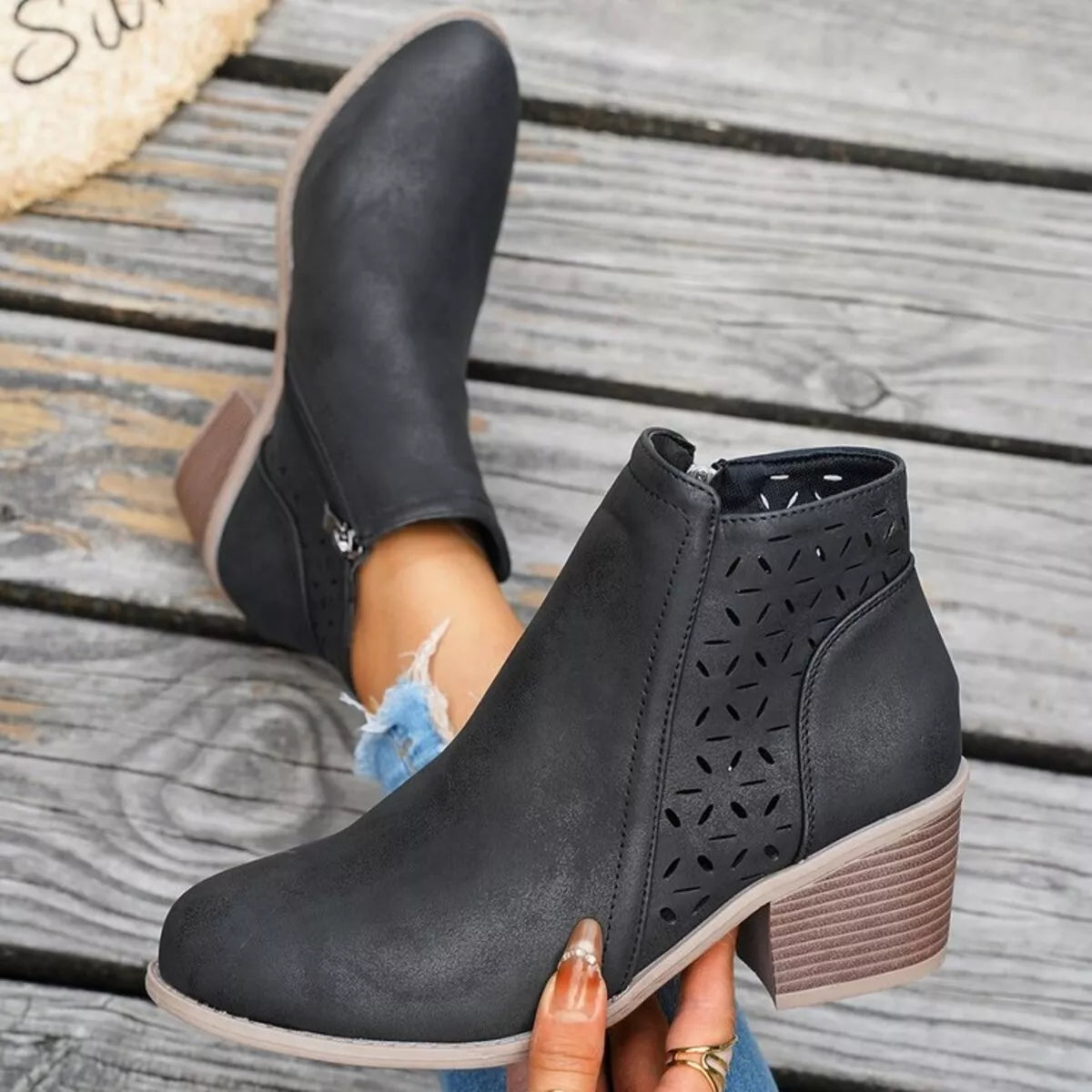Botines de tacón grueso con detalles calados