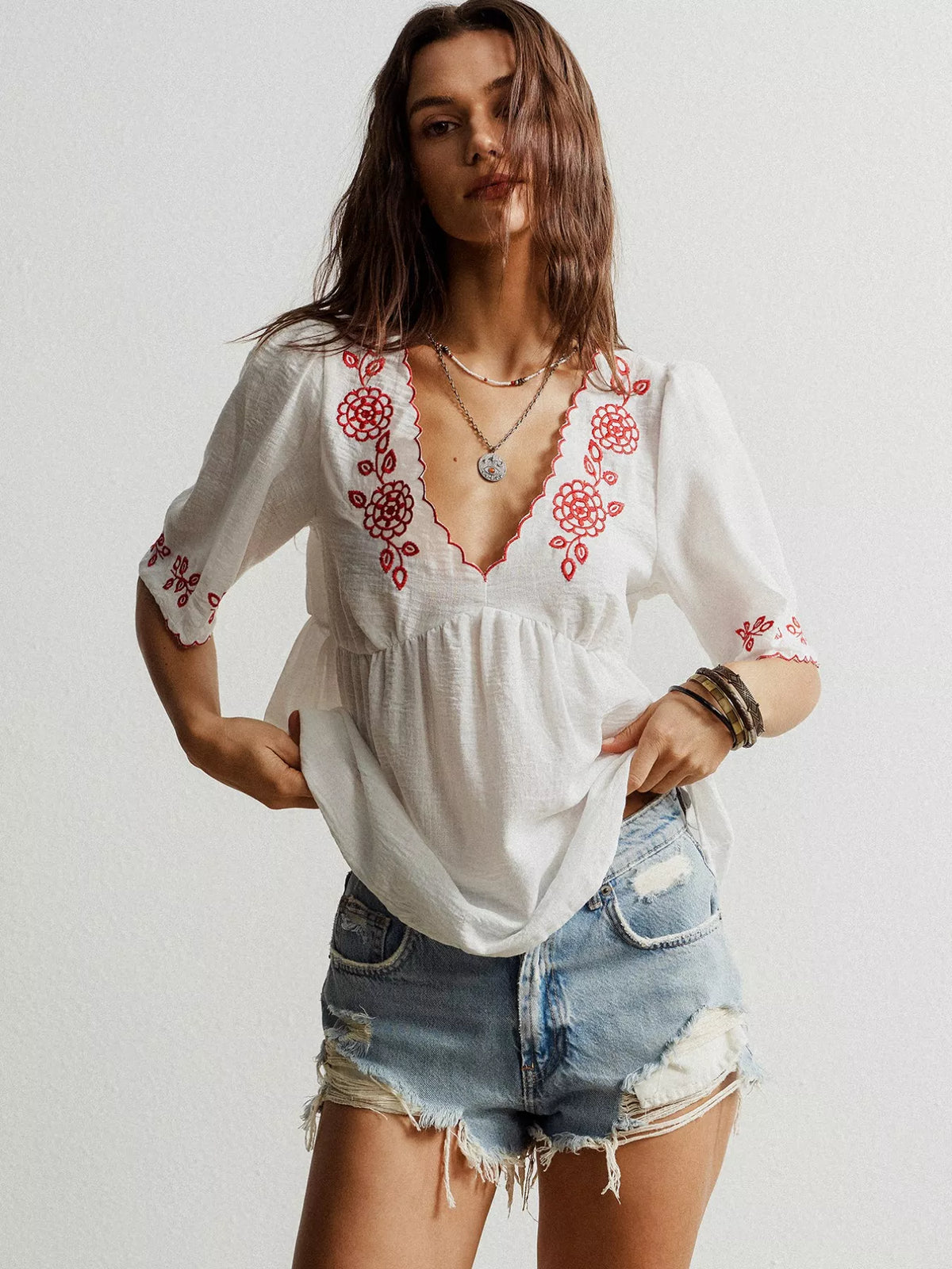 Blusa con cuello en V y bordado floral