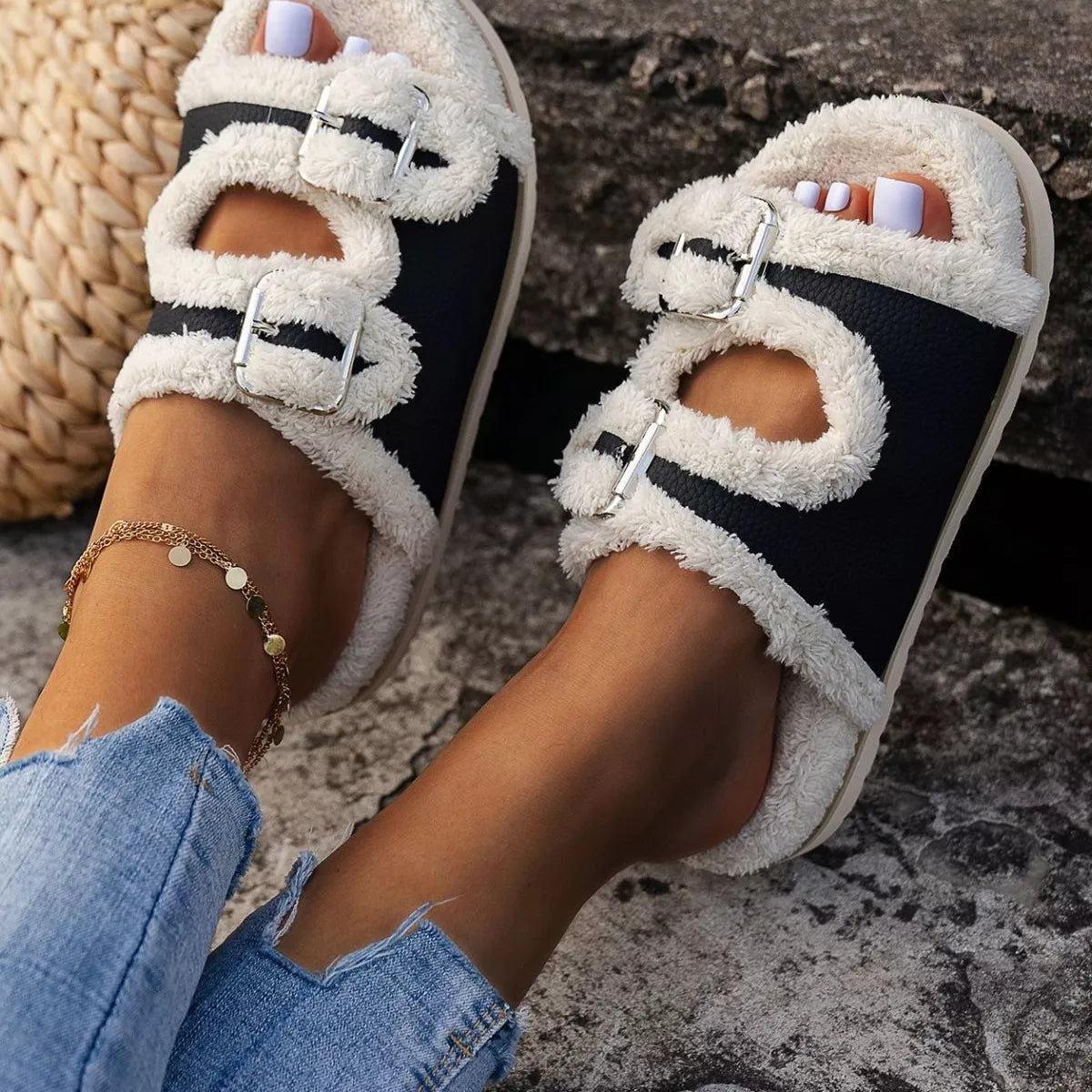 Pantuflas de plataforma con forro de felpa y hebilla decorativa