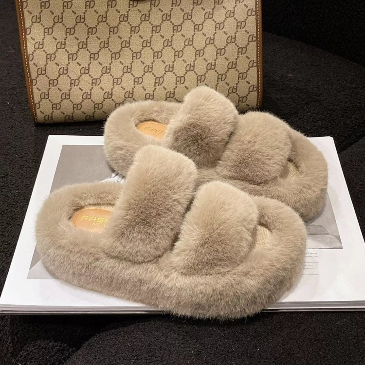 Pantuflas peludas de punta abierta